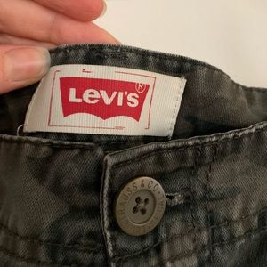 Levis camo cargo style pants